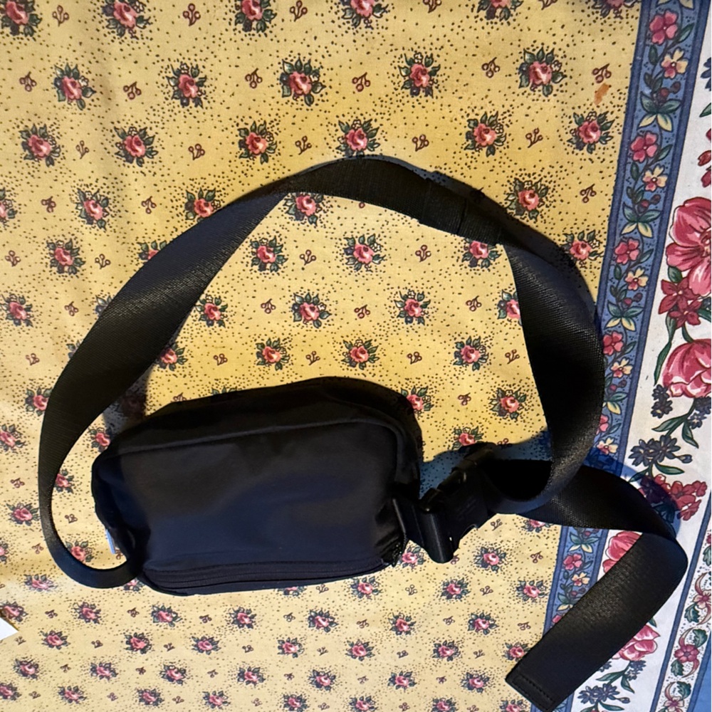 Lululemon Black Belt Bag 1L NWOT - Picture 5 of 9